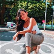 Profesora de literatura que imparte clases a jovenes